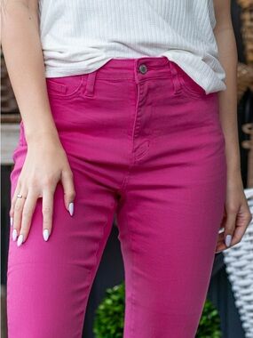 Judy Blue High-Rise Slim Jeans in Fuchsia pink size 31